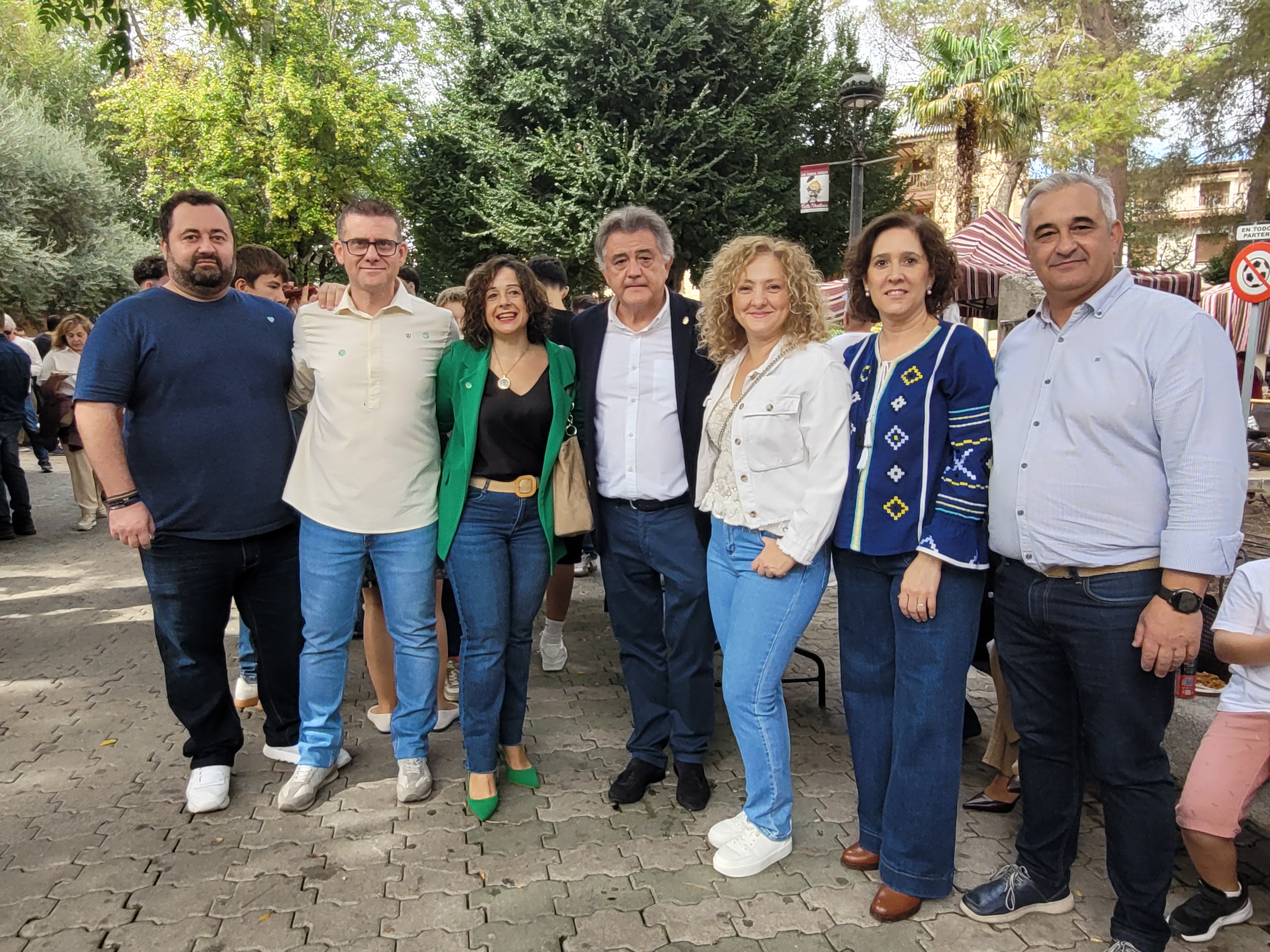 El alcalde junto a miembros de la Corporación Municipal en el Parterre.