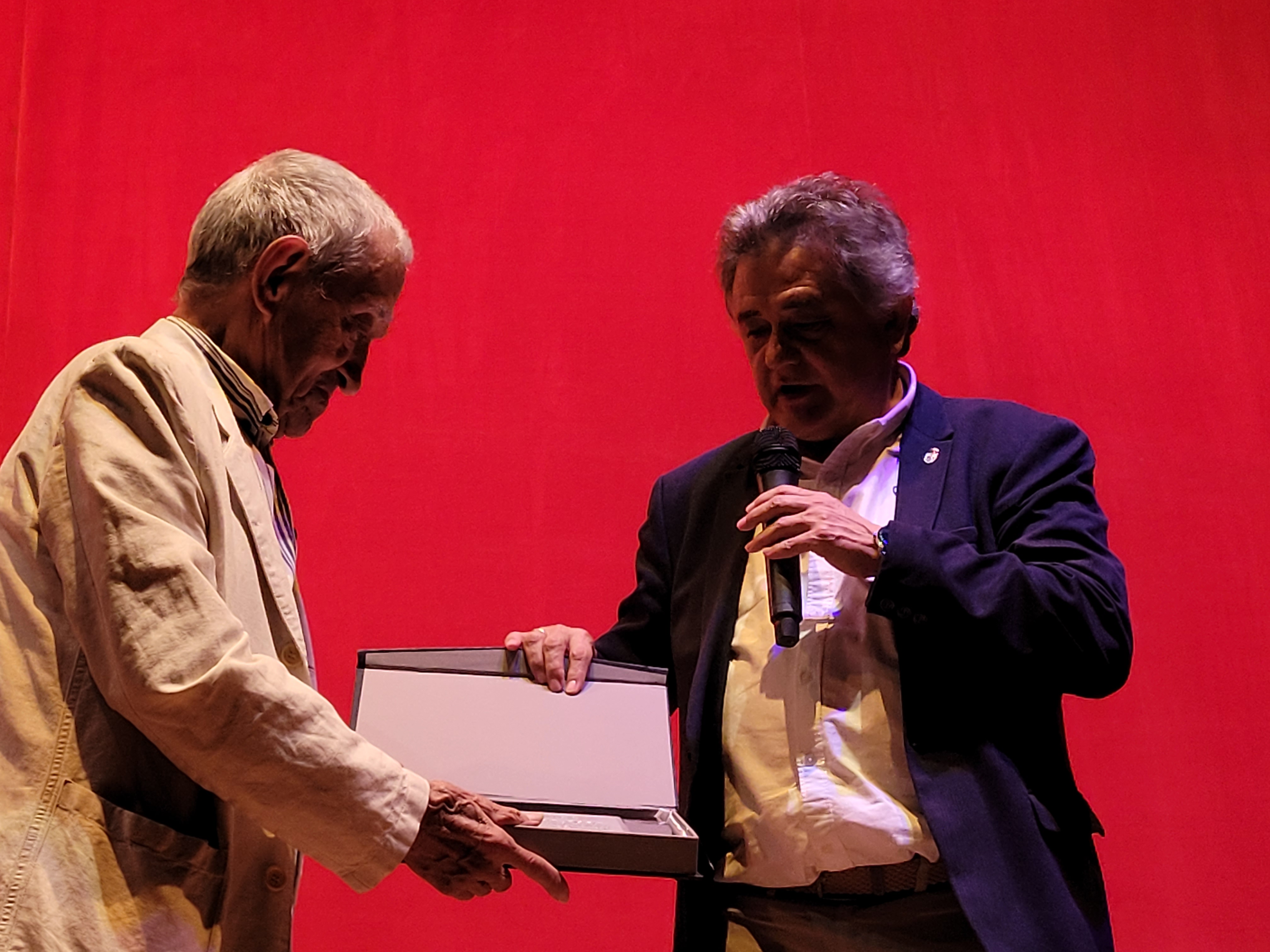 El alcalde entregó la placa conmemorativa a Ismael Peña.