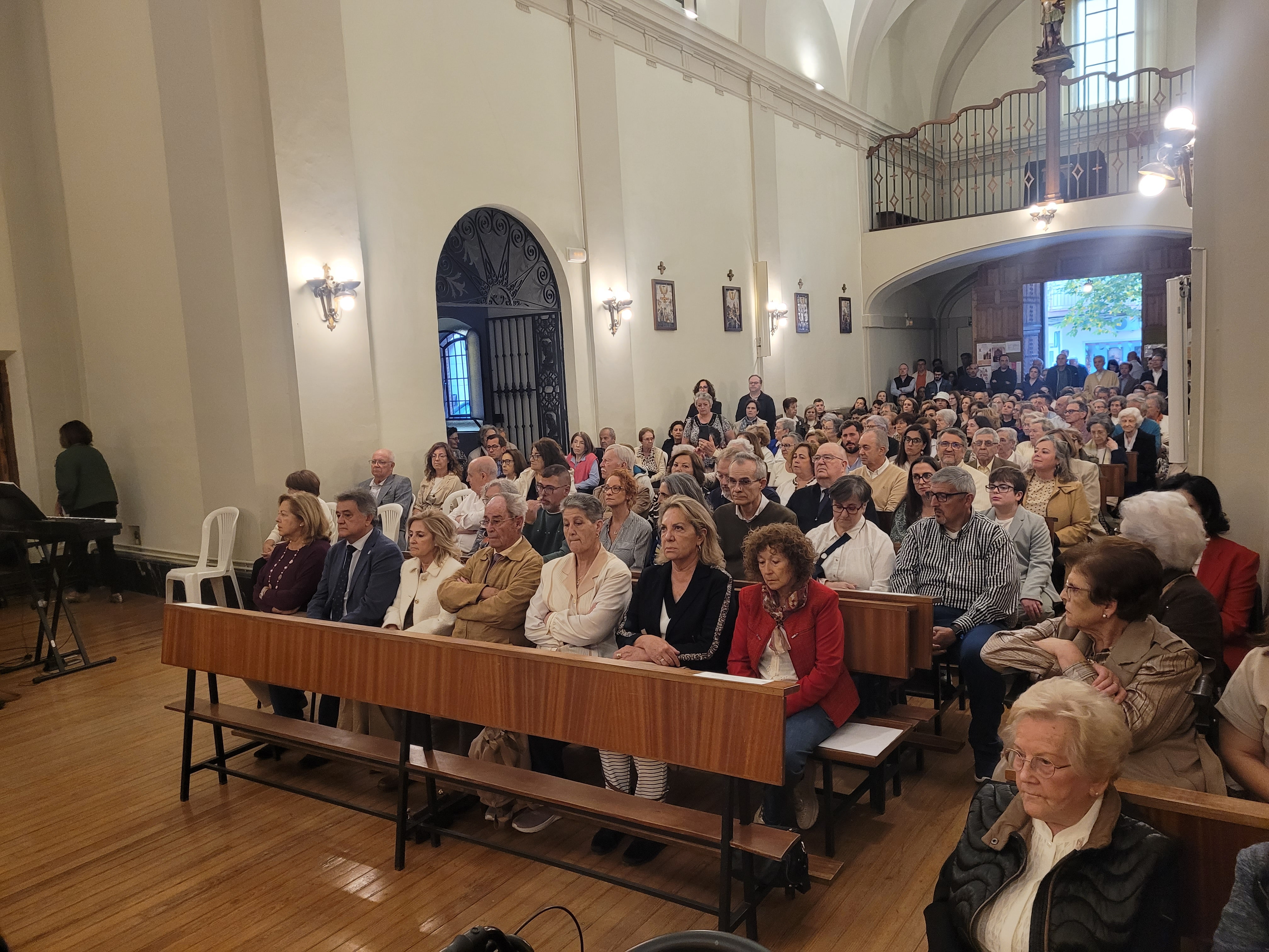 El alcalde, Leopoldo Sierra, y numerosos fieles acudieron al convento.