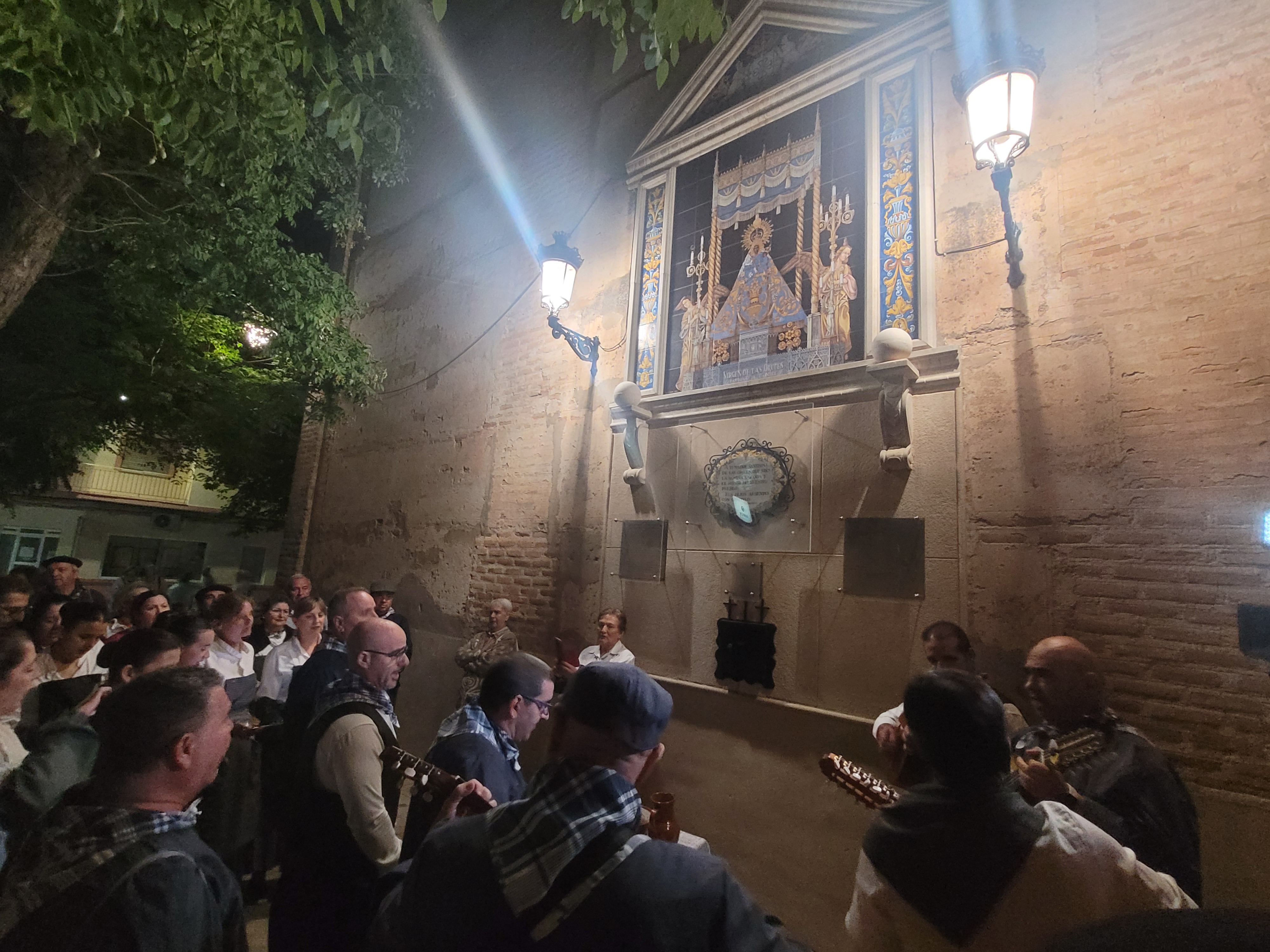 La velada culminó con la ofrenda en Las Mínimas.