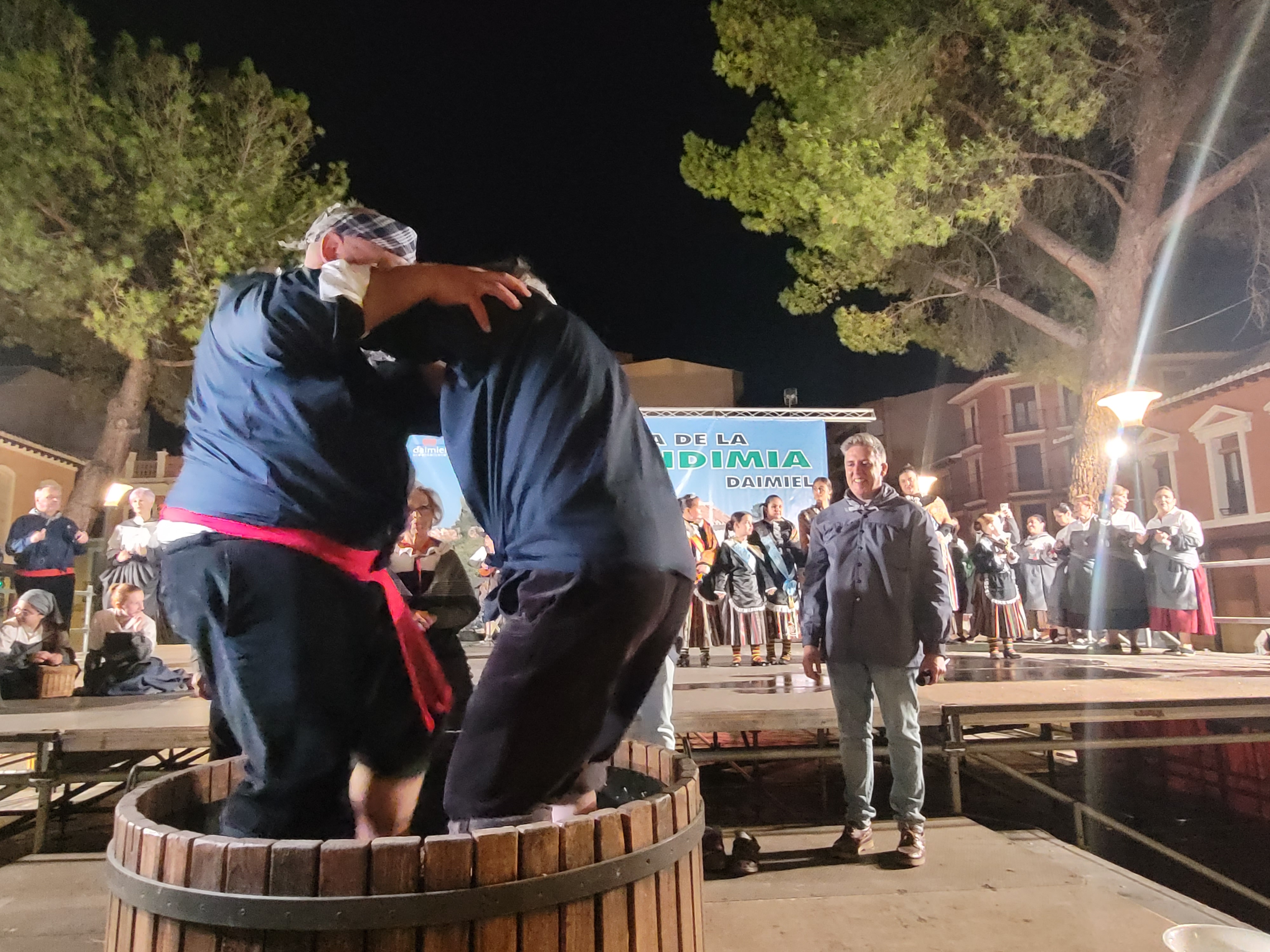 Un momento de la 'pisá' por parte de dos miembros de la Banda Municipal de Música, Juan José y Carlos Isidro.