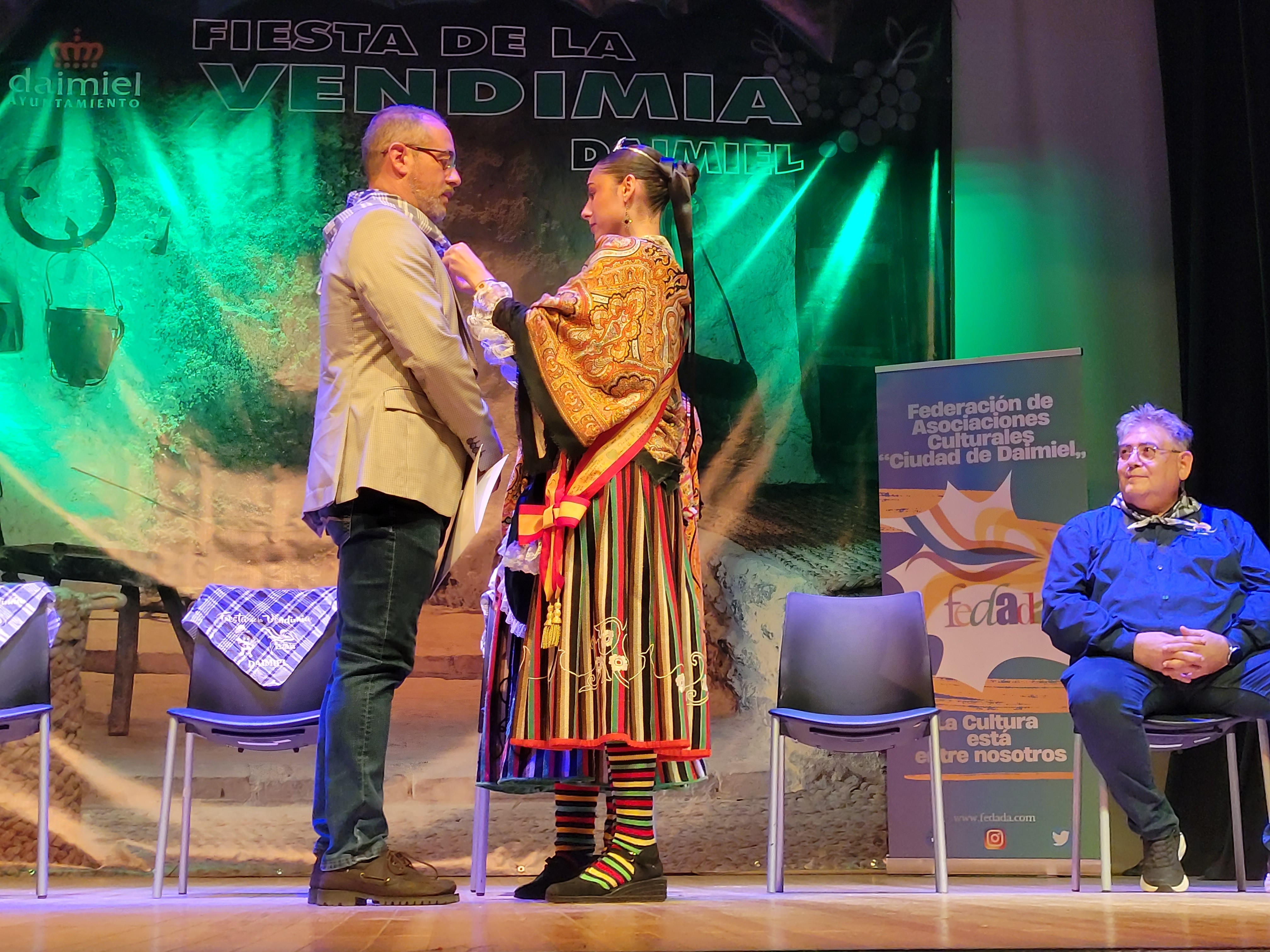 La reina juvenil y la reina infantil de la Feria y Fiestas le colocaron el tradicional pañuelo de yerbas. 