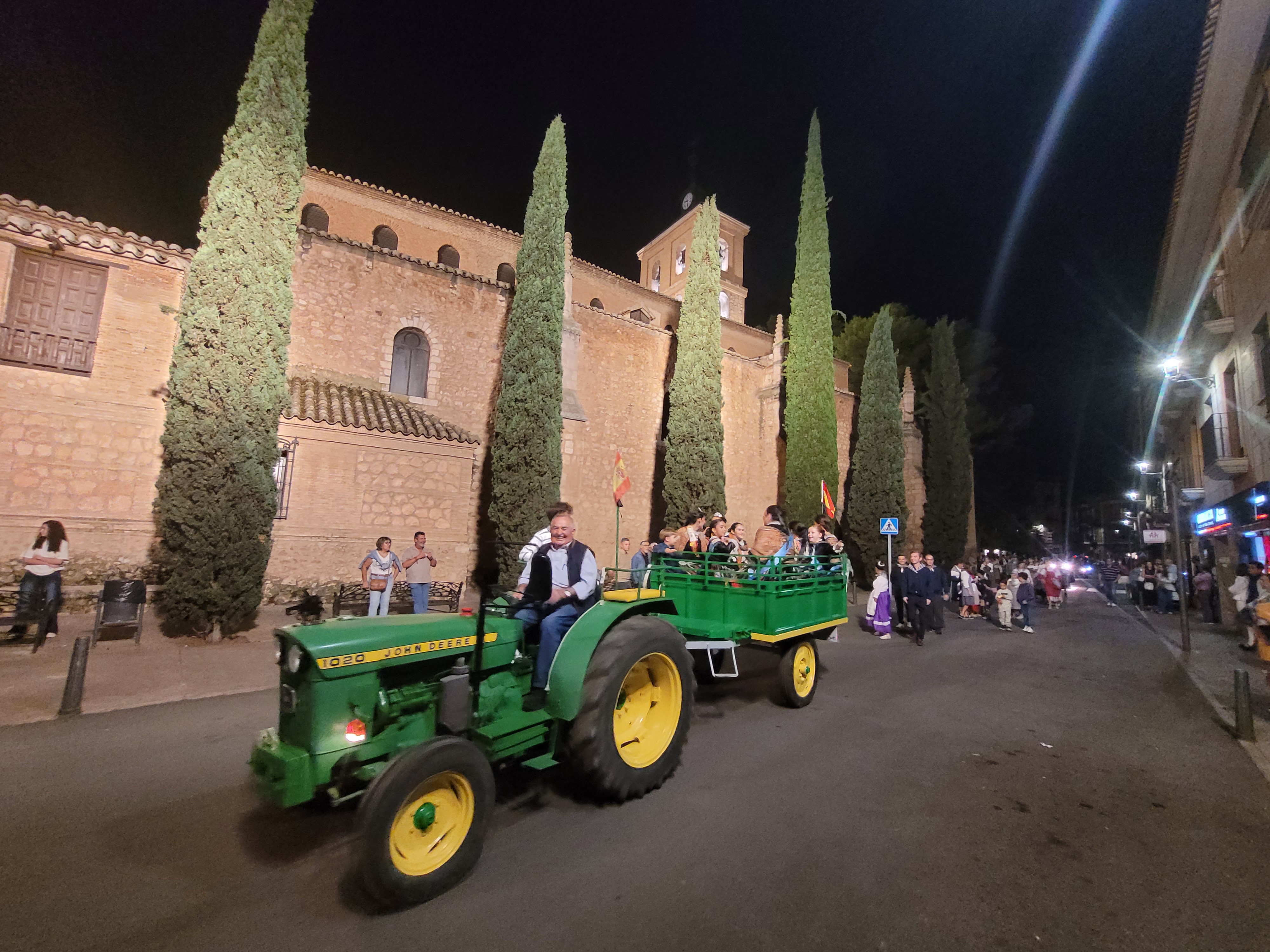 La cabalgata de la uva a su paso por Santa María.