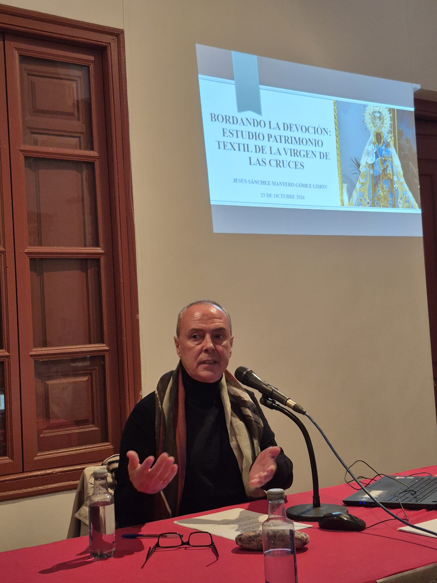 Jesús Sánchez-Montero habló del patrimonio textil de la Virgen de las Cruces.