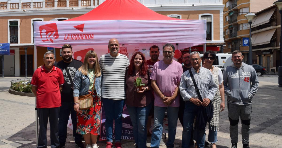 IU instala una mesa informativa para dar a conocer su programa