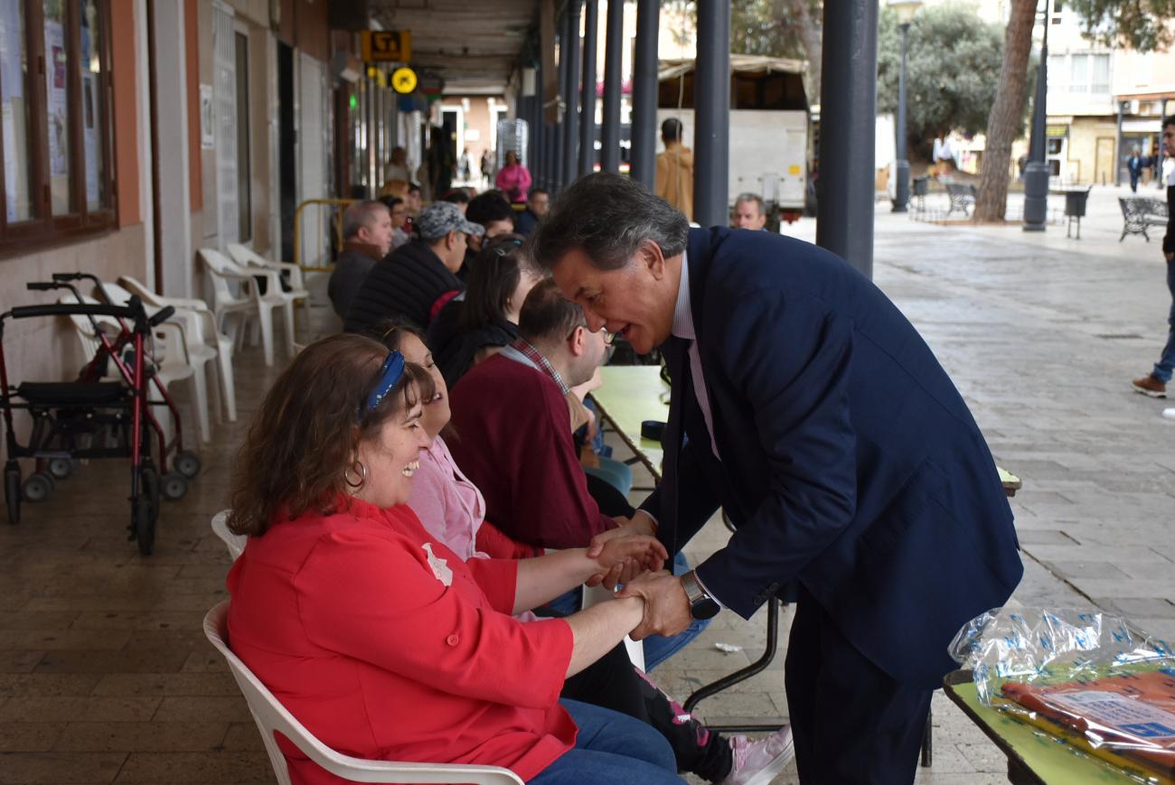 El alcalde saludó a los usuarios del centro
