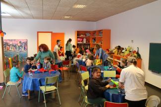 Niños, niñas y Monitoras realizando actividades en el Aula Corresponsable Municipal 