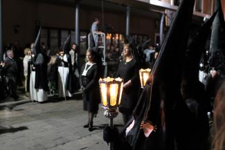 Nazareno "Corbato" en su paso por la Plaza de España