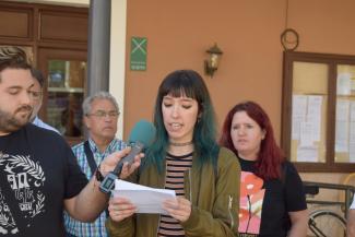 Sara Aguirre leyendo el manifiesto