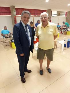 Leopoldo Sierra, junto a un donante