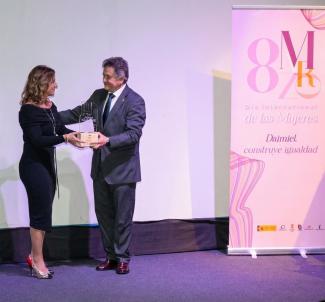 El alcalde con la madere de la galardonada