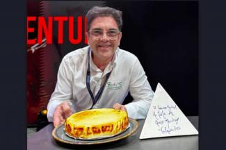 Rufino Ruiz Loro con la tarta de queso premiada