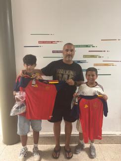 Entrega de equipaciones tras el sorteo