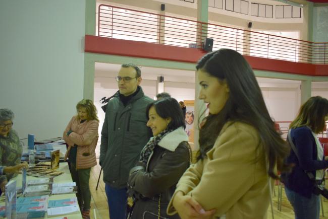 Miembros de la Corporación Municipal en la firma de autores locales