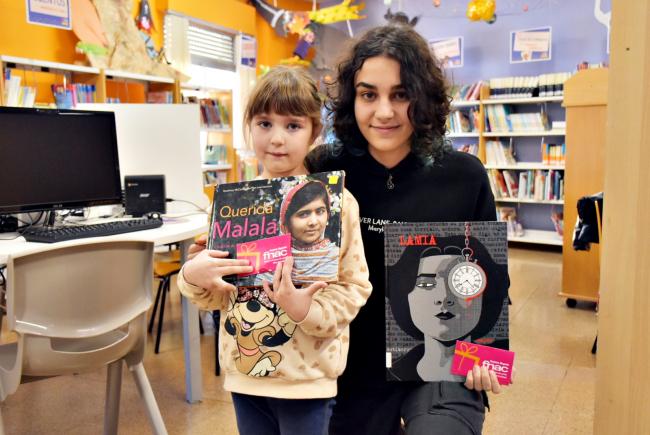 Las ganadoras portando el libro con el que concurrieron al concurso de 'Bookface'