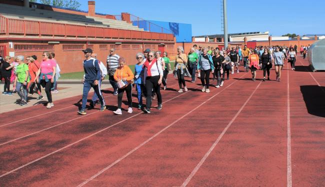 Paseantes completando el recorrido en el Estadio Municipal