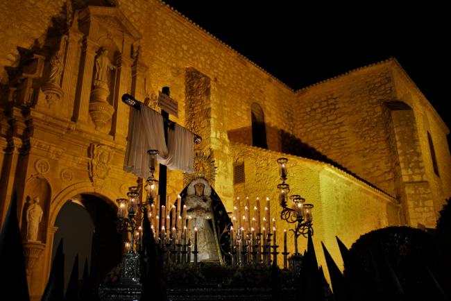Trono de la Virgen de la Soledad en su salida de la Iglesia de San Pedro Apóstol