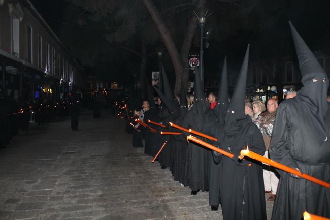 "Los Negros" en su paso por la Plaza de España