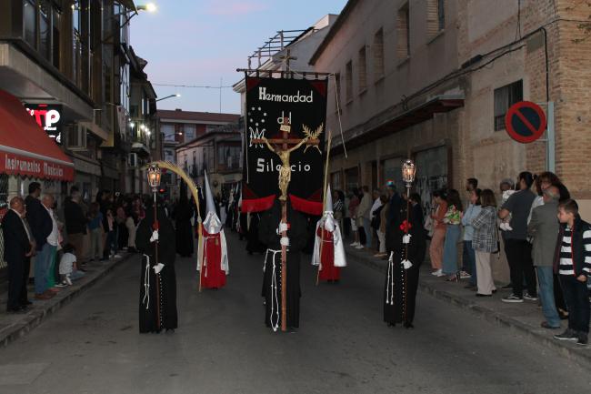 Crucifijo guía y estandarte de la Hermandad del Silencio 