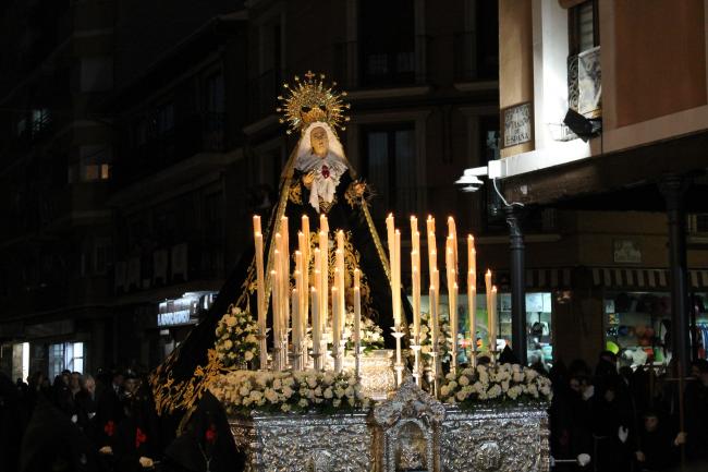 Trono de María Desolada a su paso por la Plaza de España