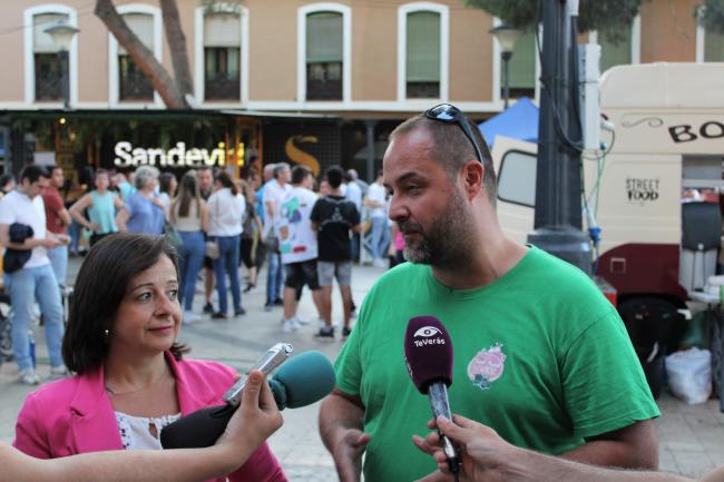 (De izqu. a dcha.) Alicia Loro, concejal de Festejo y Tomás Moreno, colaborador y coordinador del evento gastronómico “Food Trucks”
