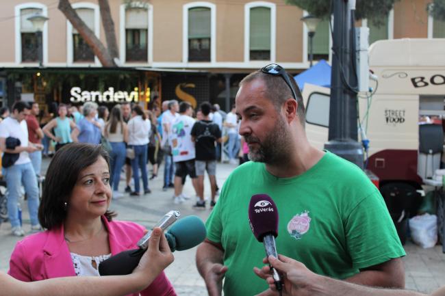 (De izqu. a dcha.) Alicia Loro, concejal de Festejo y Tomás Moreno, colaborador y coordinador del evento gastronómico “Food Trucks” 