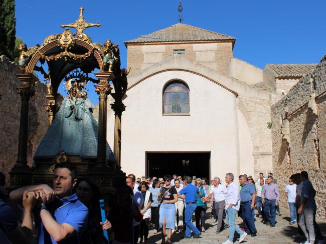 Nuestra Señora Virgen de las Cruces saliendo del santuario