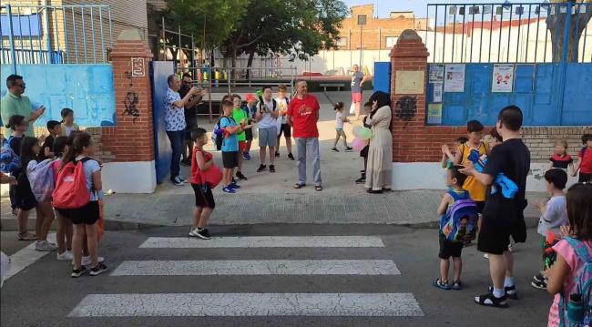 La comunidad educativa del Infante Don Felipe aplaude a Manuel Molina. (Foto: Infante Don Felipe)