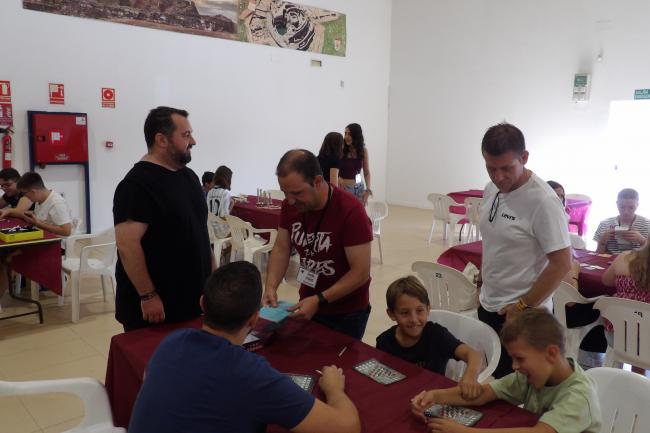 El concejal de Juventud junto al de Educación en una de las mesas de juego.