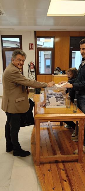 El alcalde acudió a votar.