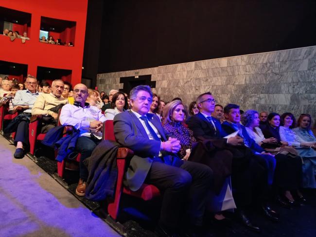 El alcalde y el presidente de la Junta de Hermandades en el concierto.
