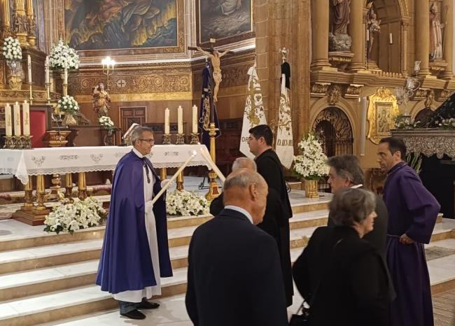  Miguel Torres encendió las velas con el cirio pascual.
