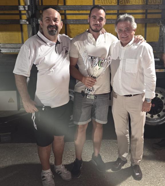 El alcalde junto a Expósito y uno de los ganadores de las pruebas.