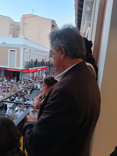 El alcalde en el momento del chupinazo.