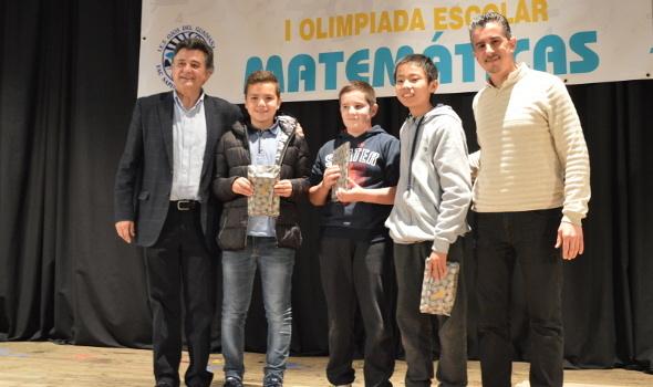 El alcalde y el jefe de estudios del instituto, con los tres ganadores