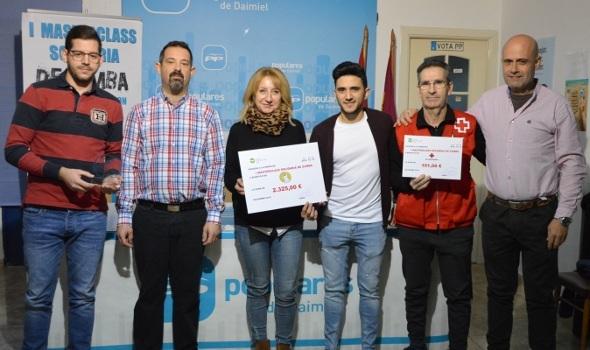 Entrega de los cheques en la sede del PP