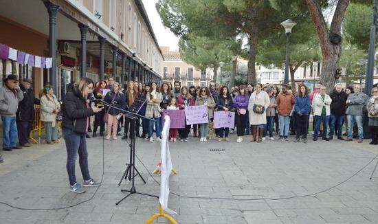 Lectura del manifiesto de la comisión feminista del 8 de marzo. Lectura del manifiesto de la comisión feminista del 8 de marzo.