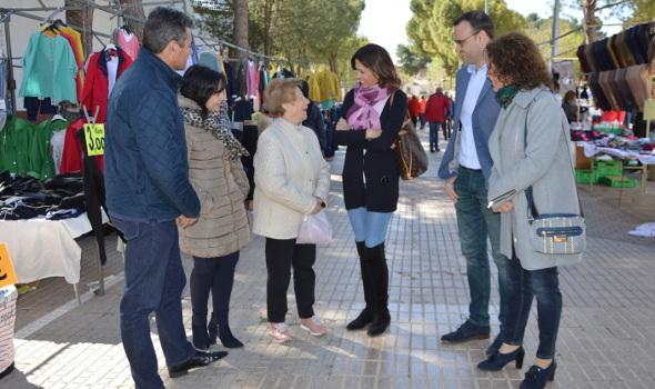 Rosa Romero, durante su visita al Mercadillo