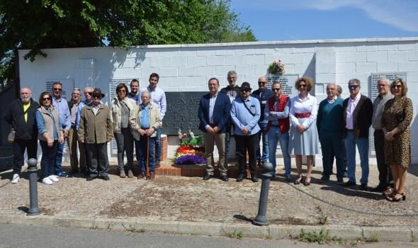 Foto de familia en el monumento conmemorativo del Cementerio Municipal