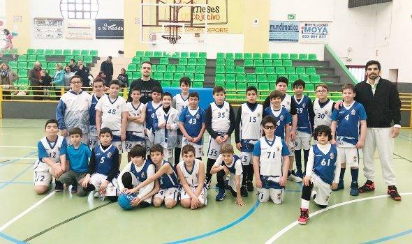 Niños y niñas participan en las escuelas municipales de baloncesto