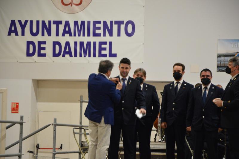 Siete integrantes de la formación daimieleña han recibido un simbólico homenaje por su pertenencia a la misma durante 25 años aprovechando el concierto especial que se celebra con motivo de Santa Cecilia. Al acto, celebrado en el Pabellón Ferial, ha asistido el alcalde, Leopoldo Sierra.