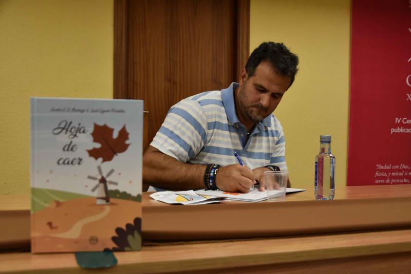 Santos Cejudo en la firma de ejemplares de la presentación del libro 'Hoja de caer' (agosto 2022)