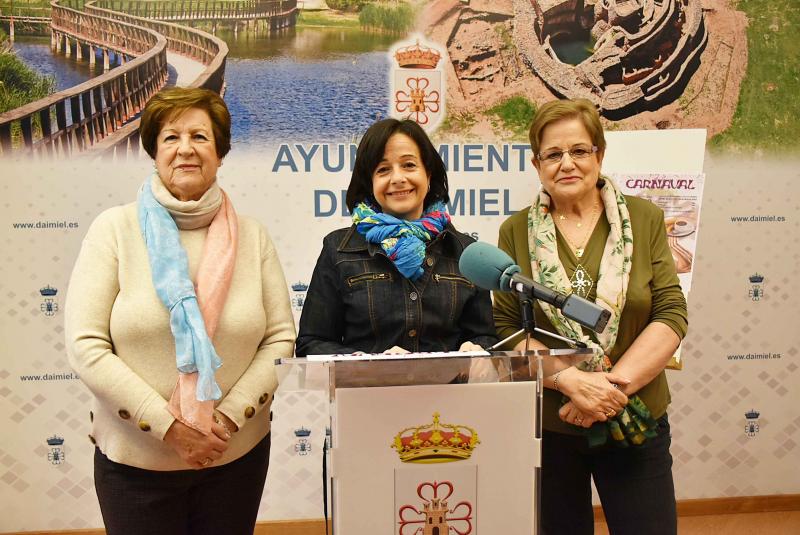 La concejala de Festejos y Servicios Sociales, Alicia Loro, junto a Isi Ruiz de Pascual y Ramona Sánchez-Camacho, del Consejo de Mayores.