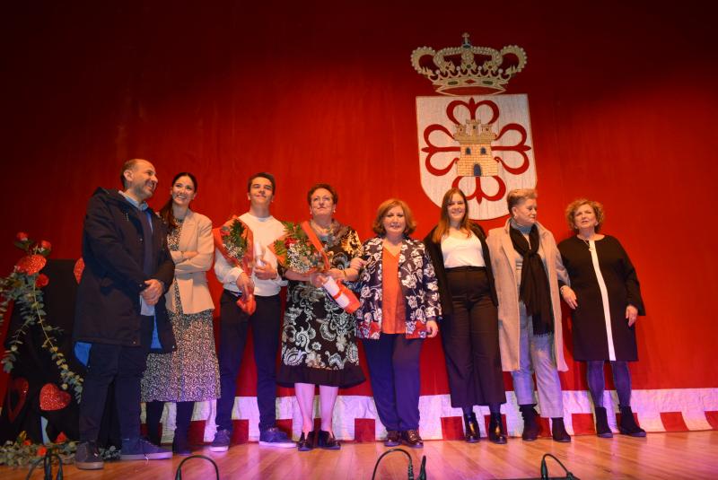 Fotografía de los premiados junto con la concejal de Cultura y presidenta de la Asociación Amas de Casa