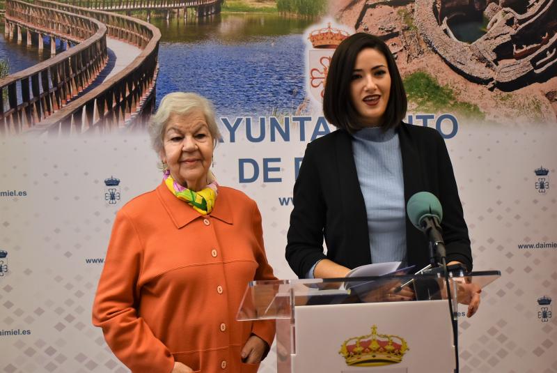 La concejala de Cultura, Lourdes Rodríguez de Guzmán junto a la autora Rosa Fernández-Espartero.