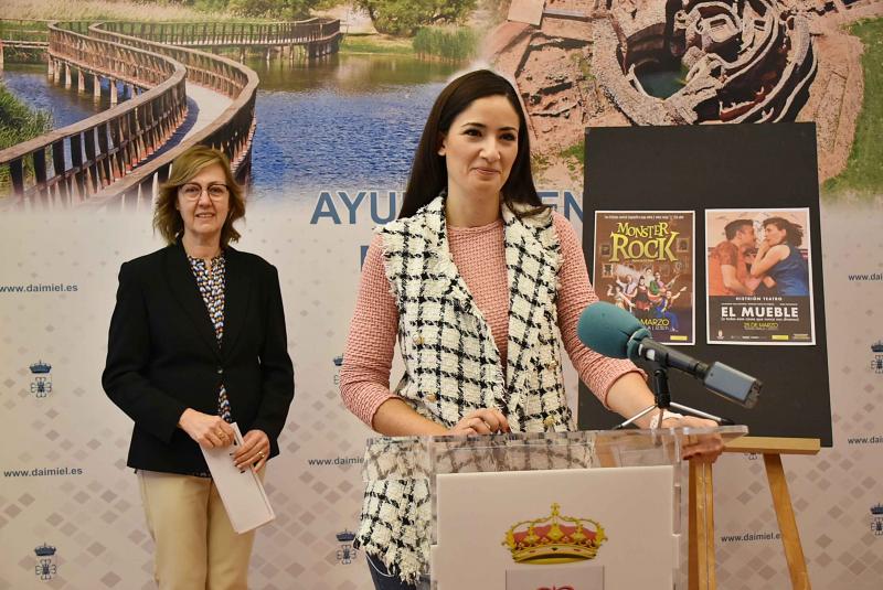 La concejala de Cultura, Lourdes Rodríguez de Guzmán y la técnico del área, Josefina Villegas.