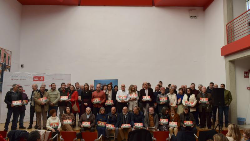 Fotografía de familia del acto de homenaje