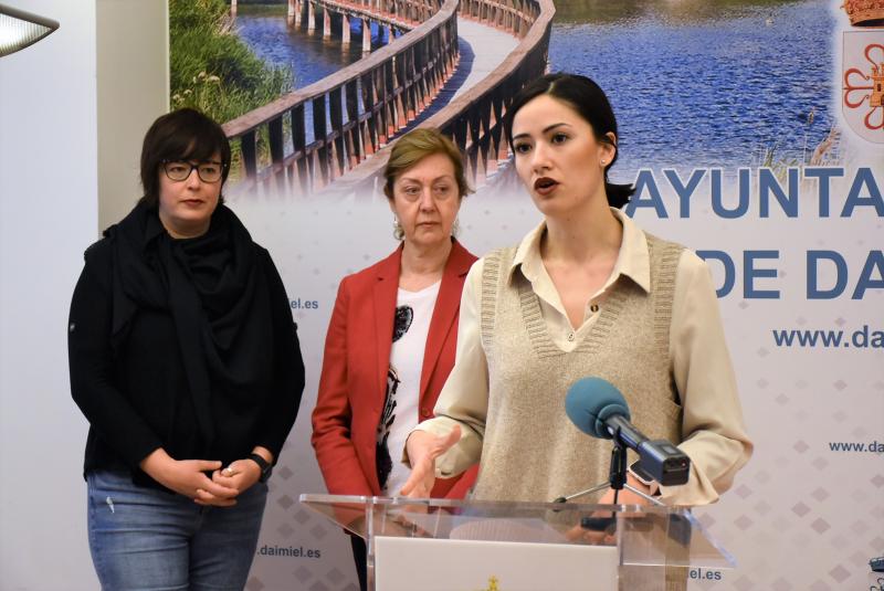 Lourdes Rodríguez de Guzmán junto a Josefina Villegas y Elisabeth López-Tercero, hoy jueves.