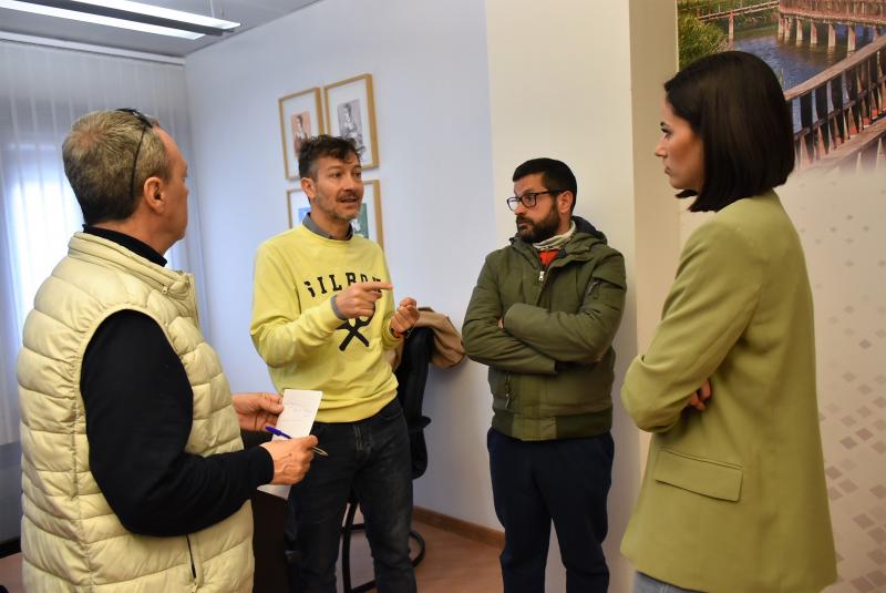 Los componentes del Club Tablas Trail, Miguel Ángel Marín y Diego Córdoba, en conversación con la concejala y el coordinador del área.