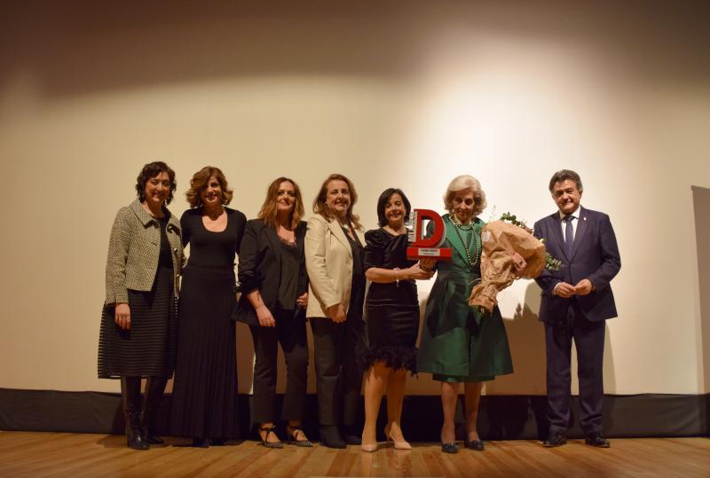 María Dolores Fernández-Calvillo junto con Leopoldo Sierra, Alicia Loro y las trabajadoras del Centro de Mujer